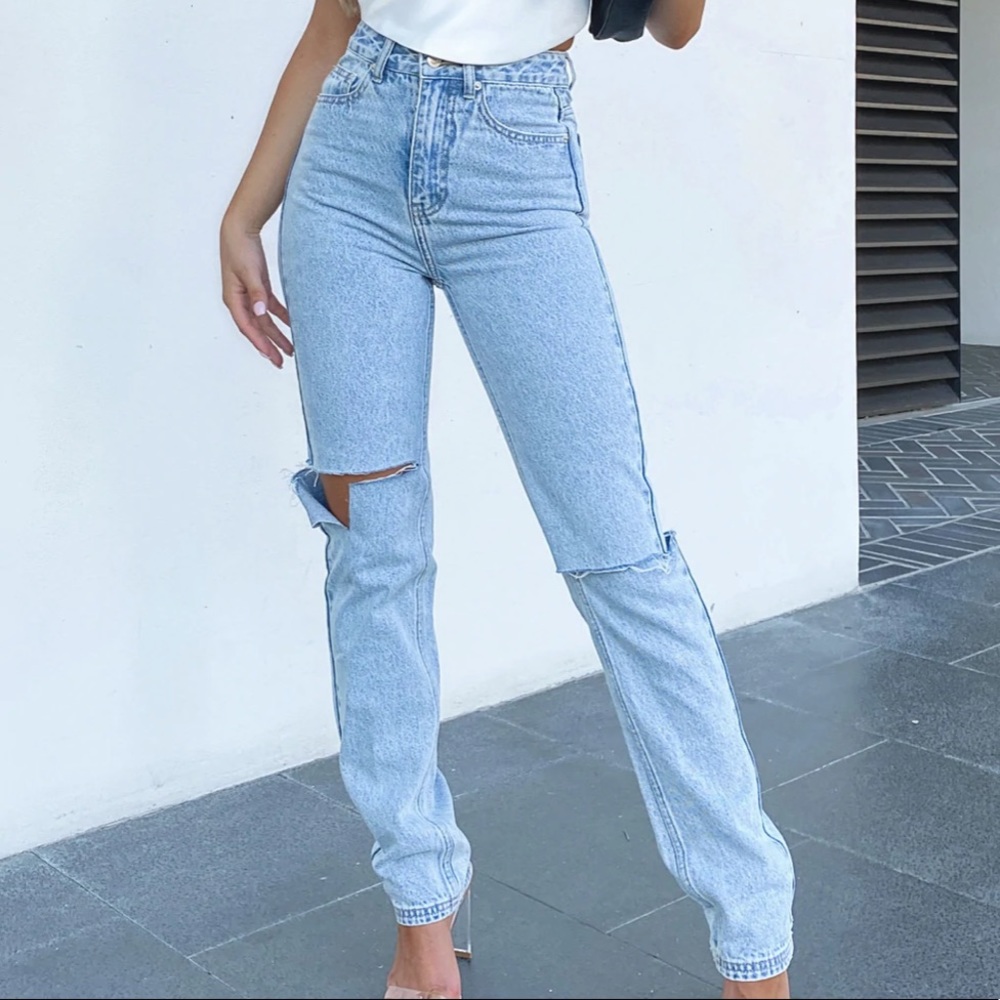 WF BOUTIQUE - She's All That Straight Leg Denim Jeans Washed Blue.